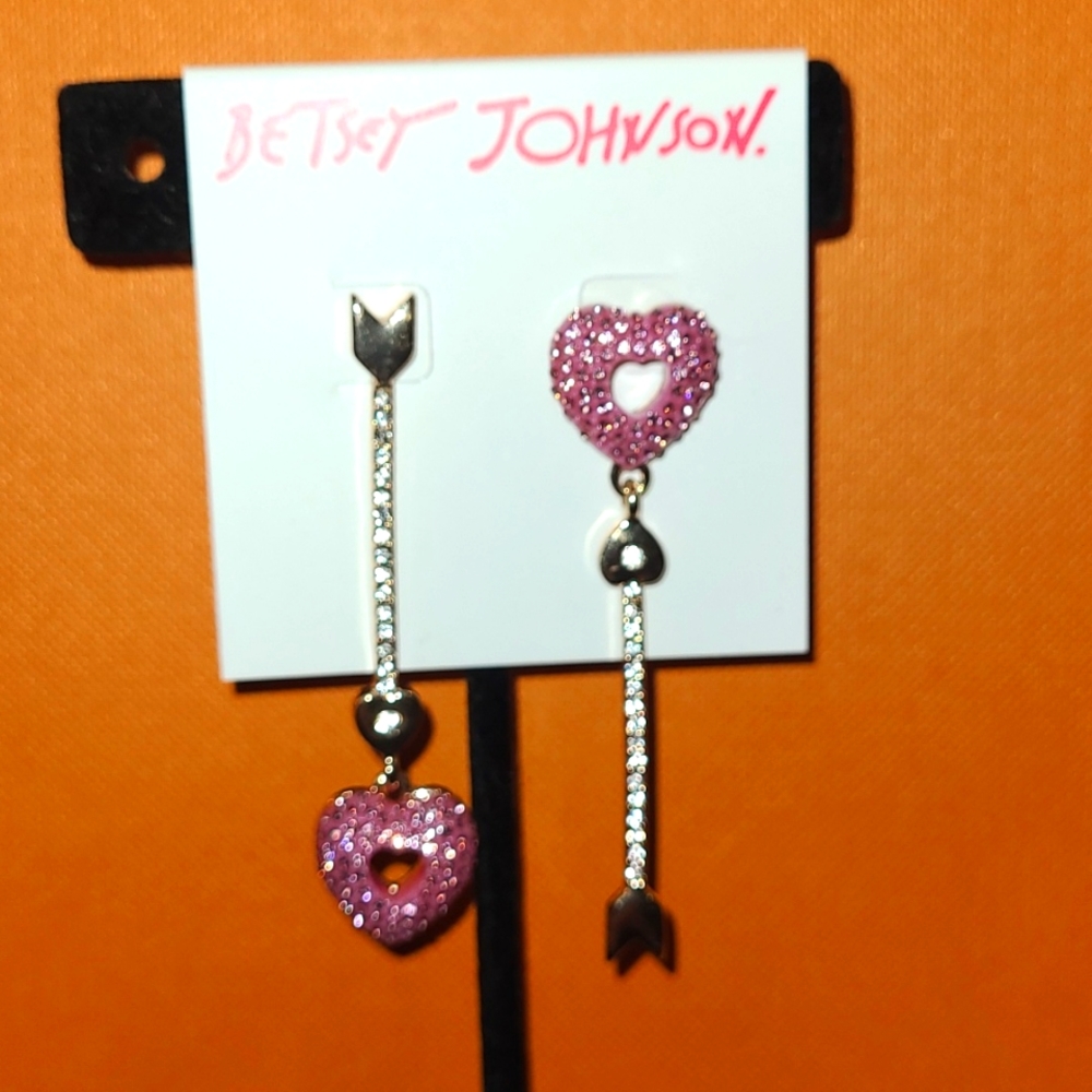 ❤️❤️❤️ HAPPY VALENTINES DAY!! ❤️❤️❤️ NWT Betsey Johnson heart and arrow earrings